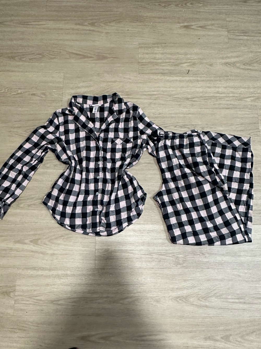 Victoria's Secret Black and Light Pink Plaid women’s Pajama Set w gold shimmer